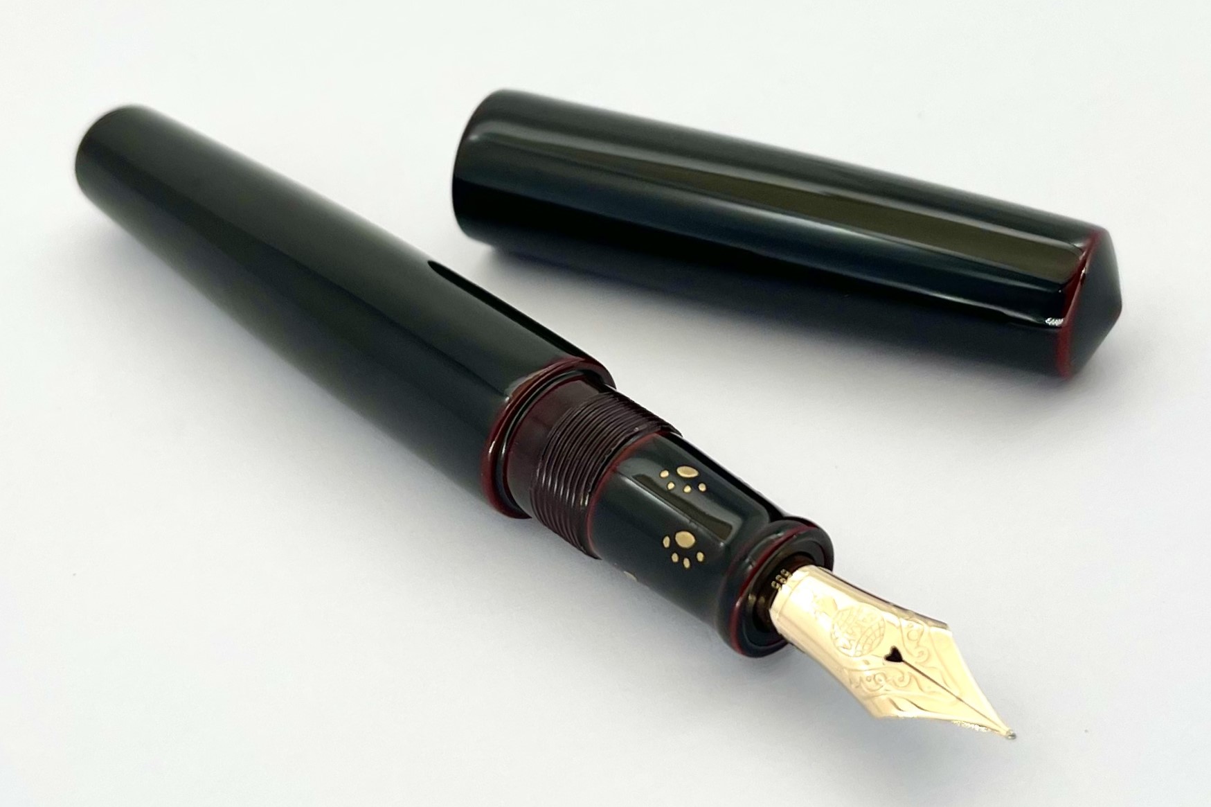 NakayaPiccoloCigarKuroTamenuriwith6PawsFountainPen_E